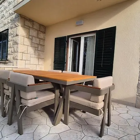 Vicia Faba Apartment Postira